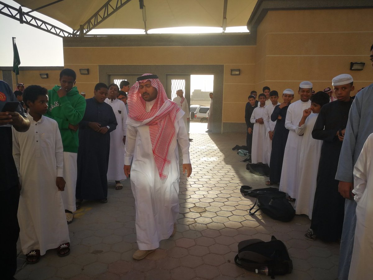 qzf40's tweet photo. منسوبو متوسطة قتادة بن زيد يكرمون القائد المدرسي أثناء الاص��فاف الصباحي.. ويقدمون له هدية متواضعه تعبيرا" له عن حب الجميع ويشكرونه على جهوده المبذولة طوال فترة العام الدراسي لانجاح سير العمل بالمدرسة. https://t.co/as3cJsWF9i
