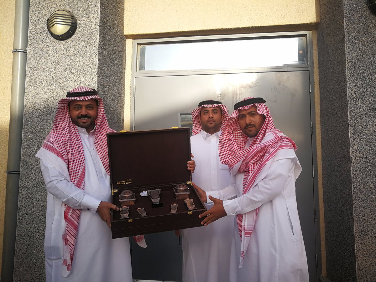 qzf40's tweet photo. منسوبو متوسطة قتادة بن زيد يكرمون القائد المدرسي أثناء الاص��فاف الصباحي.. ويقدمون له هدية متواضعه تعبيرا" له عن حب الجميع ويشكرونه على جهوده المبذولة طوال فترة العام الدراسي لانجاح سير العمل بالمدرسة. https://t.co/as3cJsWF9i