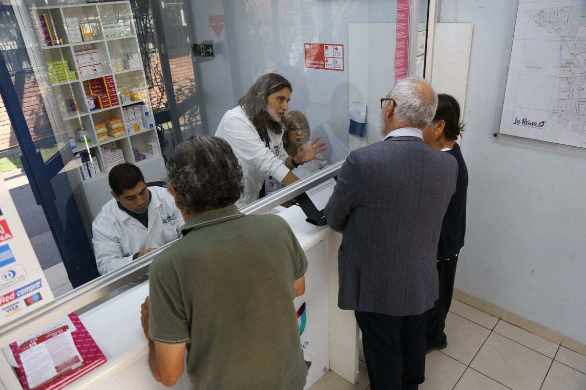 La Farmacia Comunitaria ha sido un valioso apoyo para miles de vecinos en sus procesos médicos para enfermedades crónicas 💊🏩

Los invitamos a conocer las últimas novedades de este valioso espacio de salud destinado al bienestar de la comunidad: lareina.cl/index.php/noti…