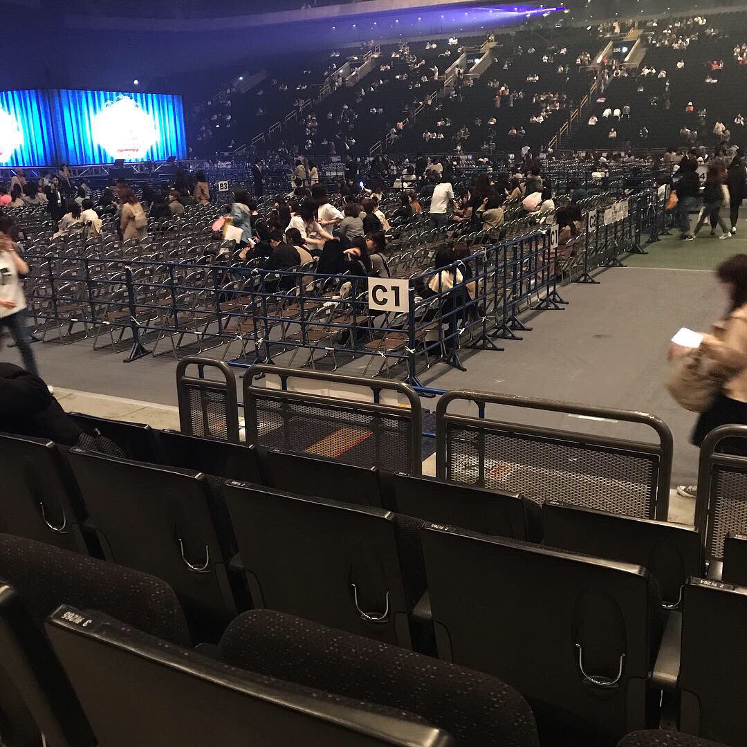 be__c4's tweet photo. トロッコ目線の高さ一緒で距離も5メートルくらい？滝のファンサ😢
前の韓国人トロッコのとき盗撮しててバレてたけど。 https://t.co/y9Zgpt2cJE