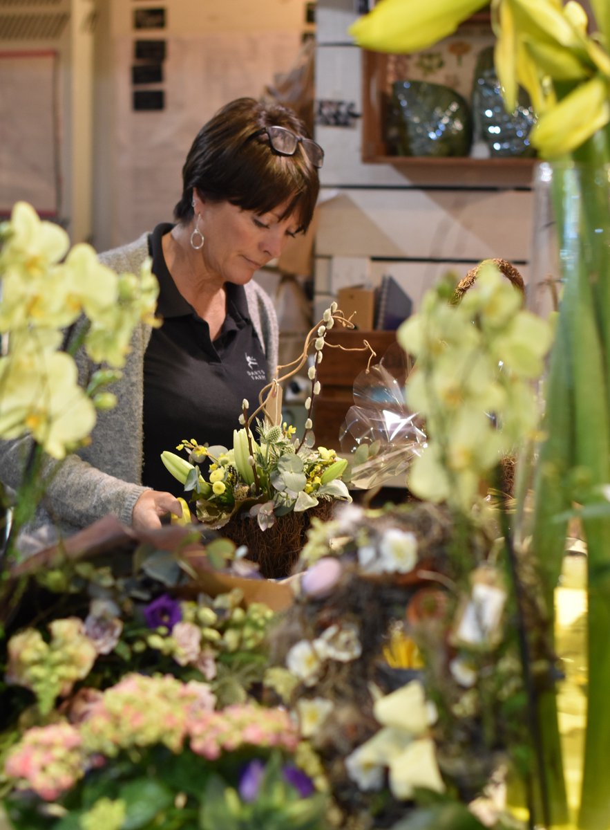 dartsfarm's tweet photo. Our expert florist are busy making up some beautiful Easter floral decorations and bouquets! #dartsfarm #easter #flowers #floral #expertflorists #theflowershack #farmshop #devon #exeter #topsham https://t.co/uhImkHepY3