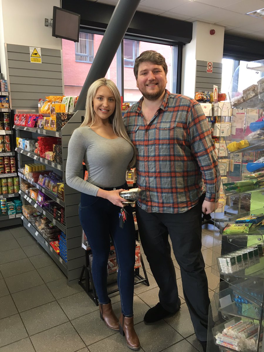Fancy nipping into your local to pick up washing machine tablets and kitchen roll and meet @elj90 from <a href="/LUFC/">Leeds United</a>! Great to chat Leeds Utd, don’t get many opportunities in Manchester!