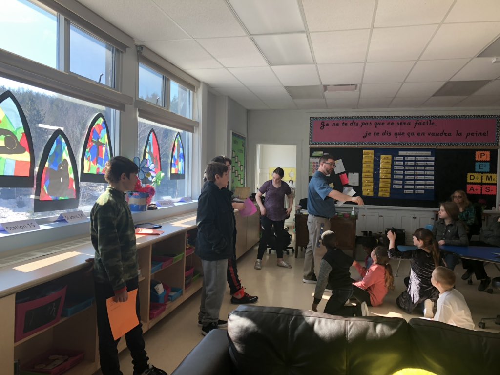 Darquise9's tweet photo. Hosannah! Gloria! Merci à M. René et la classe de 7e et 8e année d’avoir présenté le chemin de la Croix à l’ensemble de l’école St-Joseph. Chacun a reçu un signet qui représente la lumière de Pâques! https://t.co/pJc2Pfhm8M