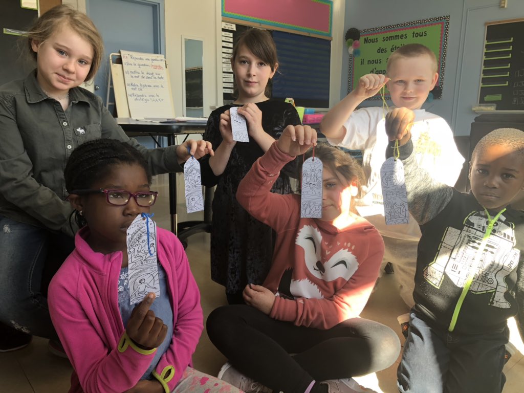 Darquise9's tweet photo. Hosannah! Gloria! Merci à M. René et la classe de 7e et 8e année d’avoir présenté le chemin de la Croix à l’ensemble de l’école St-Joseph. Chacun a reçu un signet qui représente la lumière de Pâques! https://t.co/pJc2Pfhm8M