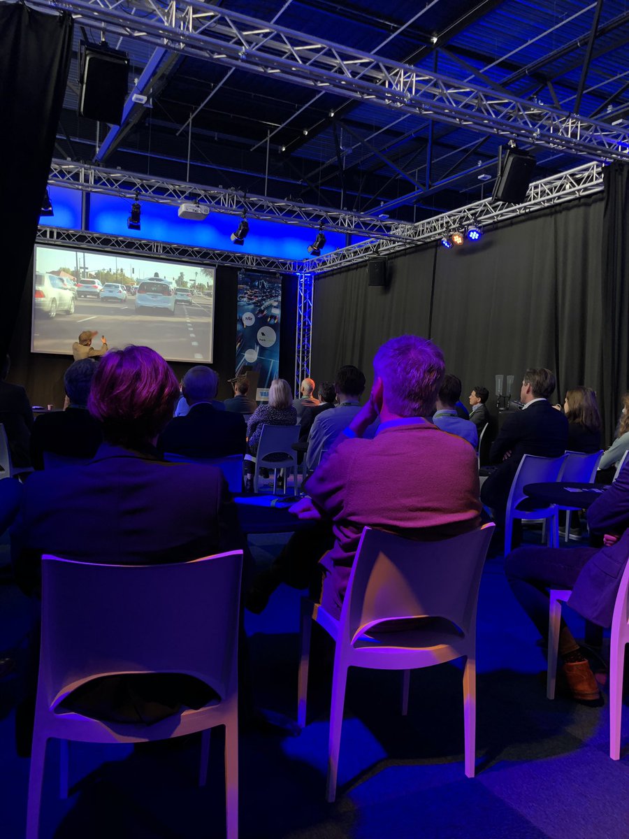ParkeerVak's tweet photo. Een vol theater tijdens de kennissessie van @carlovdweijer! Hoe ziet de toekomst van mobiliteit in parkeren er uit? #Mobility #ParkeerVak2019 @VexpanTweet https://t.co/rZSK0XorRL
