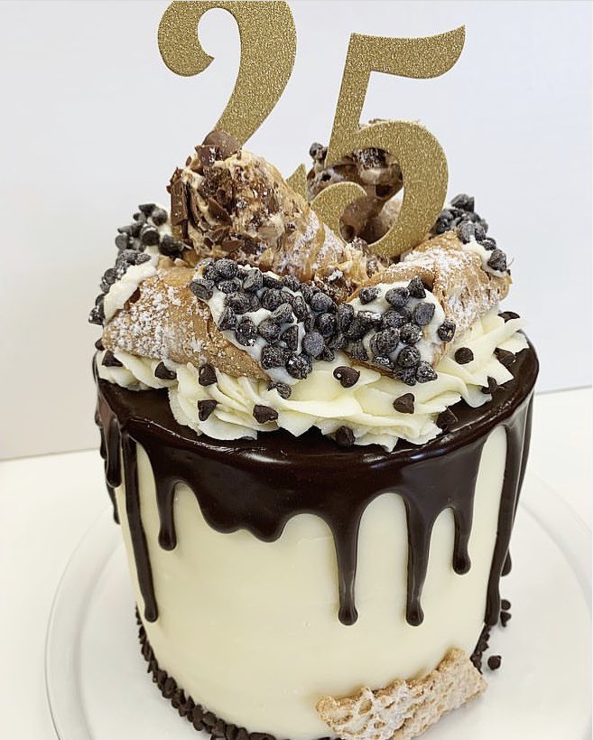 Sassi_Cakes's tweet photo. Holy Cannoli!!! #sassicakes #cake #cupcakes #cannoli #drip #dripcake #chocolate #ricotta #mascarpone #italian #dessert #yummy #birthday #birthdaycake #buffalo #foodtruck #catering #bakery https://t.co/E9nVbnNlyT