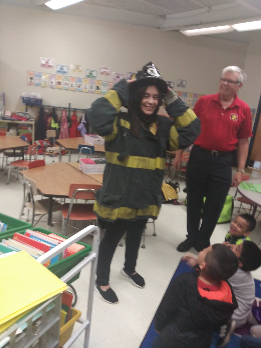 MsVazquez_K's tweet photo. Thank you Fireman Randy for the excellent lesson on Fire Safety! @AddisonFPD #ASD4ALL #firesafety #Kindergarten @lincolnasd4 https://t.co/hCeDoQq1EC