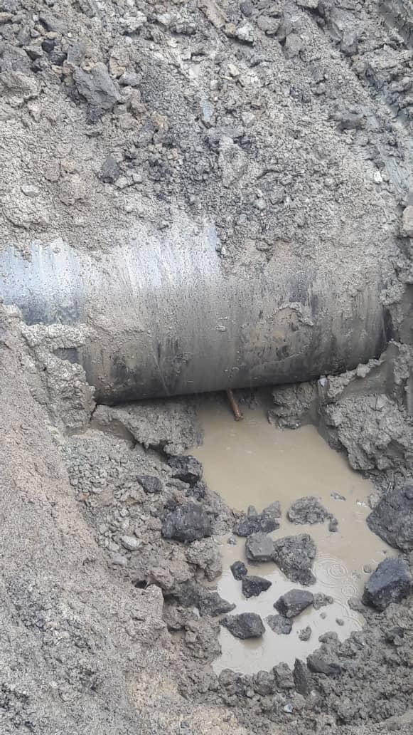 Hidrocentro2011's tweet photo. #17Abr | Continuamos desplegados en el municipio #Zamora de #Aragua corrigiendo fugas en tubería de 54" correspondiente al #SRCII en el sector Puerta Negra con el apoyo del @GobiernoAragua @MPPAAguas #MinAguas 💦 https://t.co/mMrSUbAtaZ