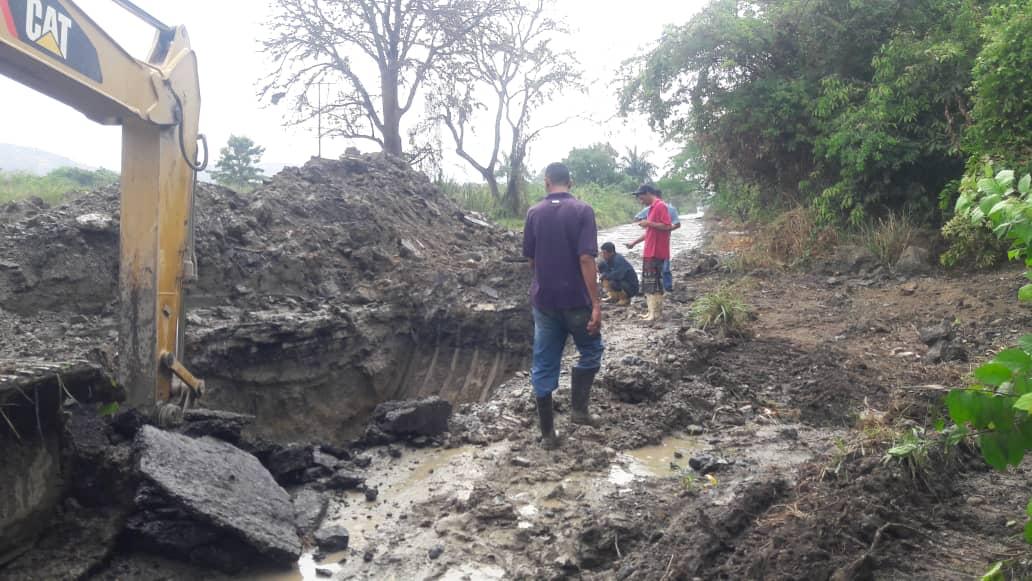 Hidrocentro2011's tweet photo. #17Abr | Continuamos desplegados en el municipio #Zamora de #Aragua corrigiendo fugas en tubería de 54" correspondiente al #SRCII en el sector Puerta Negra con el apoyo del @GobiernoAragua @MPPAAguas #MinAguas 💦 https://t.co/mMrSUbAtaZ
