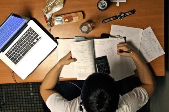 prof49's tweet image. شي غريب يحدث في فترة الاختبارات ترتفع نسبة تحميل الالعاب والتطبيقات للاجهزة الذكية احياناً توصل الضعف مقارنة بالايام العادية