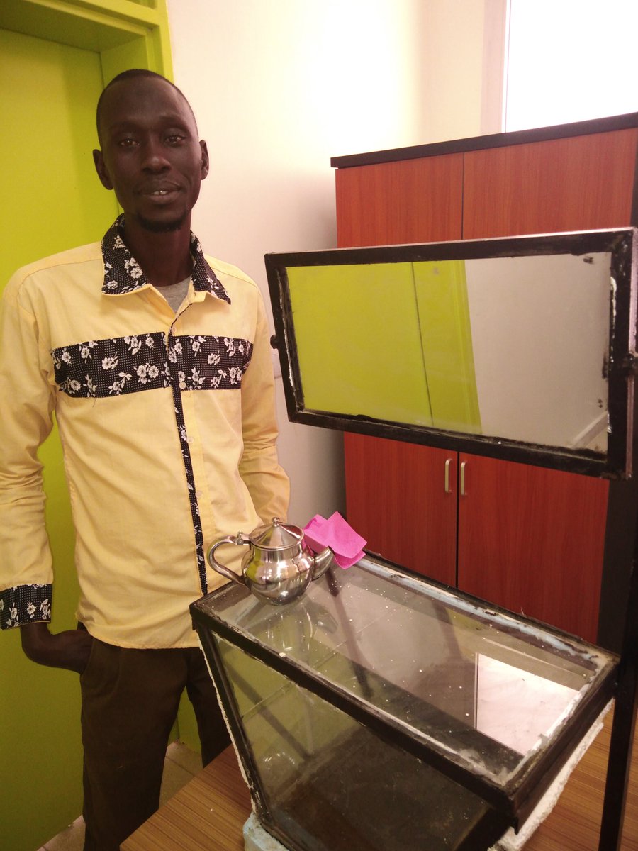maadusaar1's tweet photo. Du bon thé avec ce fameux four solaire fabriqué par les étudiants du Département de Physique de l'université Alioune Diop de Bambey https://t.co/6AAHDYyFmF