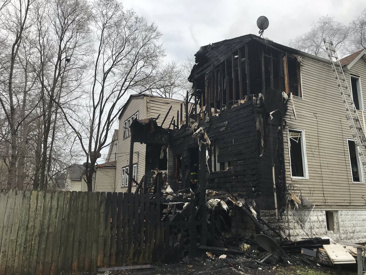 CFDMedia's tweet image. 9143 Woodlawn sustained heavy damage. Residents report something hot house then fire broke out