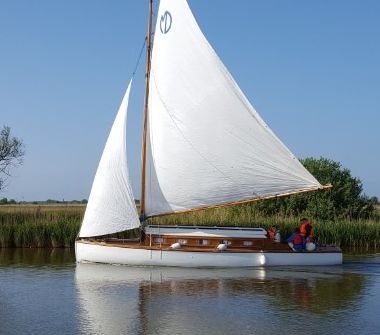 marthamboats's tweet photo. #BankHolidayWeekend - Want an idea of what you could do?
How about hiring one of our lovely #traditional #yachts or #motorcruisers & have your very own @SwallowsAmazons adventure!
Alternatively we have a lovely #electric day #boat, #halfdeckers & #canoes for #dayboat hire. https://t.co/7OgQDybZBs