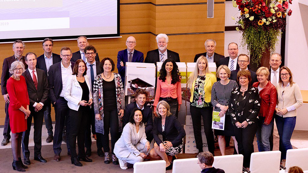 Mensen maken de transitie. Vandaag tekenen 22 partijen overeenkomst voor lerende aanpak in omslag naar nieuwe energievoorziening in wijken. Limburg tekent op 14 mei tijdens de startconferentie de 1e regionale PPS met oa @TechniekNL <a href="/BouwendNL/">Koninklijke Bouwend Nederland</a> #MBO’s CIV’s, provincie &amp; corporaties