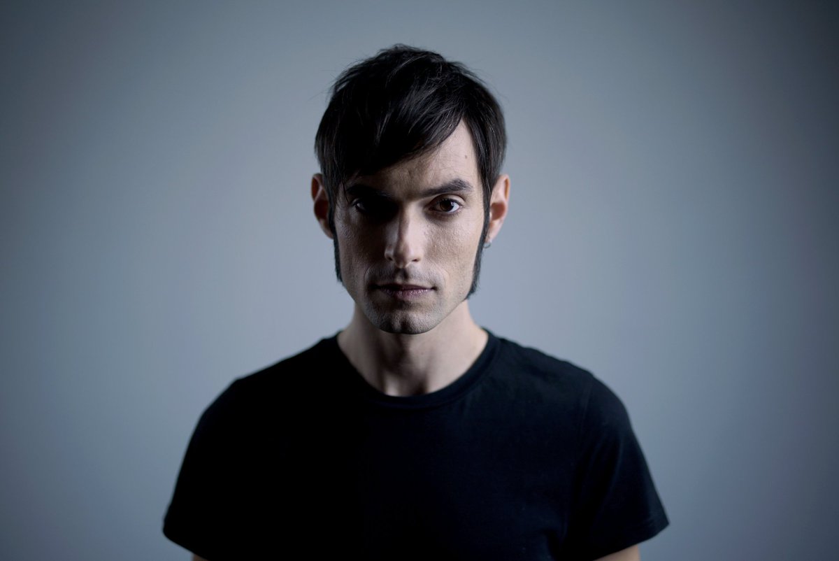 6️⃣DIDO &amp; AENEAS ez galtzeko seigarren arrazoia. ENEAS. León de la Guardiak ahotsarekin eta Adrián García de los Ojosek antzezpenaren bidez, pasio eta espresibitate handiko Eneas gorpuzten dute.
#datorrena