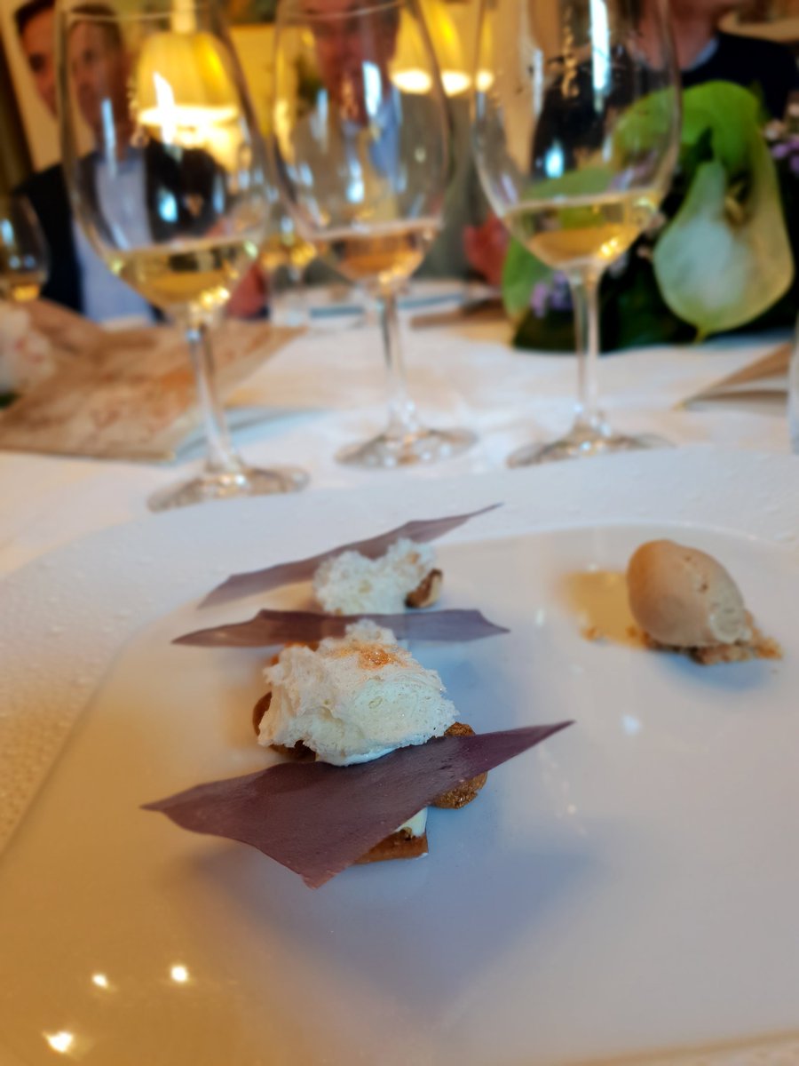 ricasoli99's tweet photo. What #franciacorta would you pair with dessert?
🥂🍾🥂
✔ Brut
✔ Satén
✔ Rosé 
@corteaura

Most went with Satén though I preferred to finish my #pasdose
😀🇮🇹🍾
#inLombardia
#bollicine 
*
*
@FSFlorence @pietrosd @DivaVinophile @KellyMitchell @frankstero @SorchaHolloway https://t.co/Q2SJsu72cD