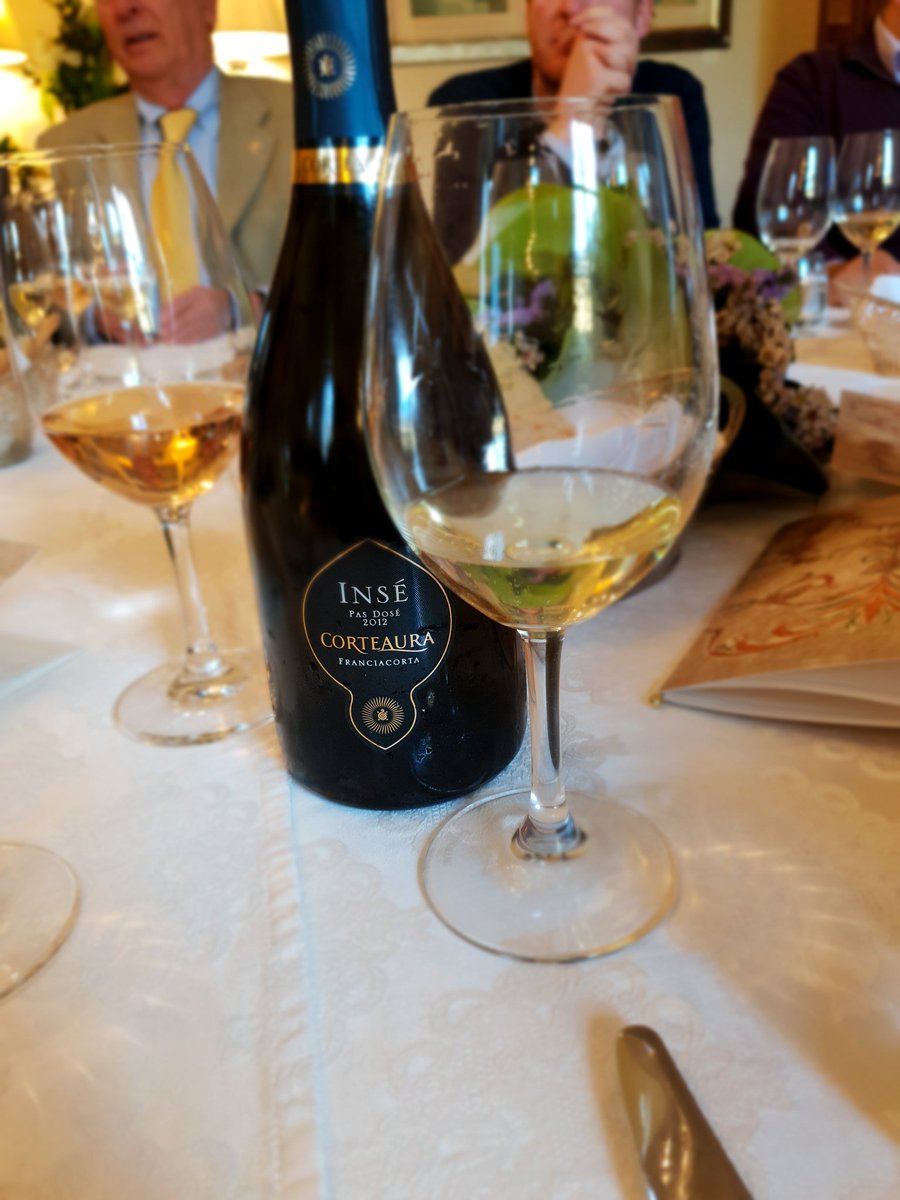 ricasoli99's tweet photo. What #franciacorta would you pair with dessert?
🥂🍾🥂
✔ Brut
✔ Satén
✔ Rosé 
@corteaura

Most went with Satén though I preferred to finish my #pasdose
😀🇮🇹🍾
#inLombardia
#bollicine 
*
*
@FSFlorence @pietrosd @DivaVinophile @KellyMitchell @frankstero @SorchaHolloway https://t.co/Q2SJsu72cD