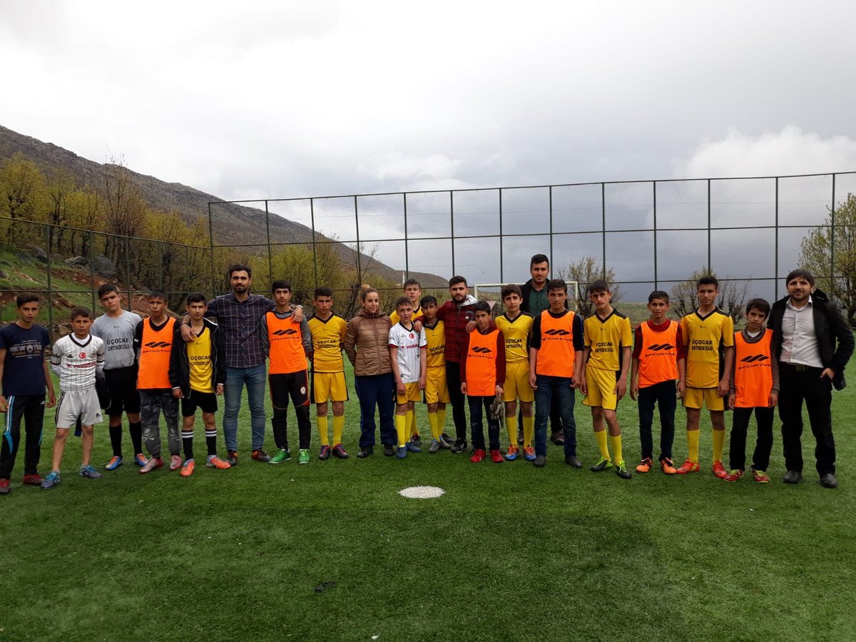 Turnuvamız bugün yoğun yağmura rağmen iki maçla devam etti spor dostluk ve kardeşliktir ⚽️⚽️⚽️