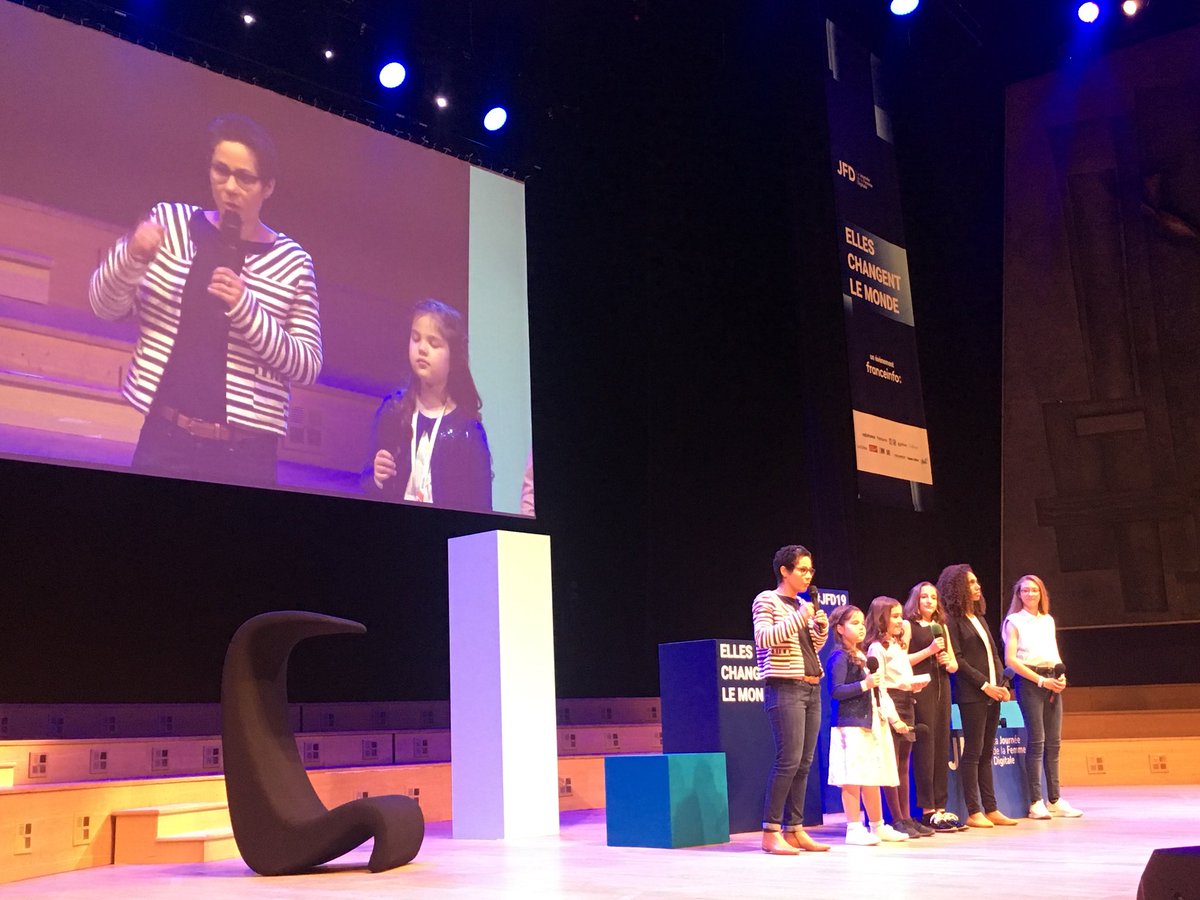 DanielaGuengant's tweet photo. Pour changer les stéréotypes, chaque fille Makers a présenté son projet à l’audience de #JDF19 BRAVO !!! @MagicMakersAt @EtClaude https://t.co/UK07PMLBpo