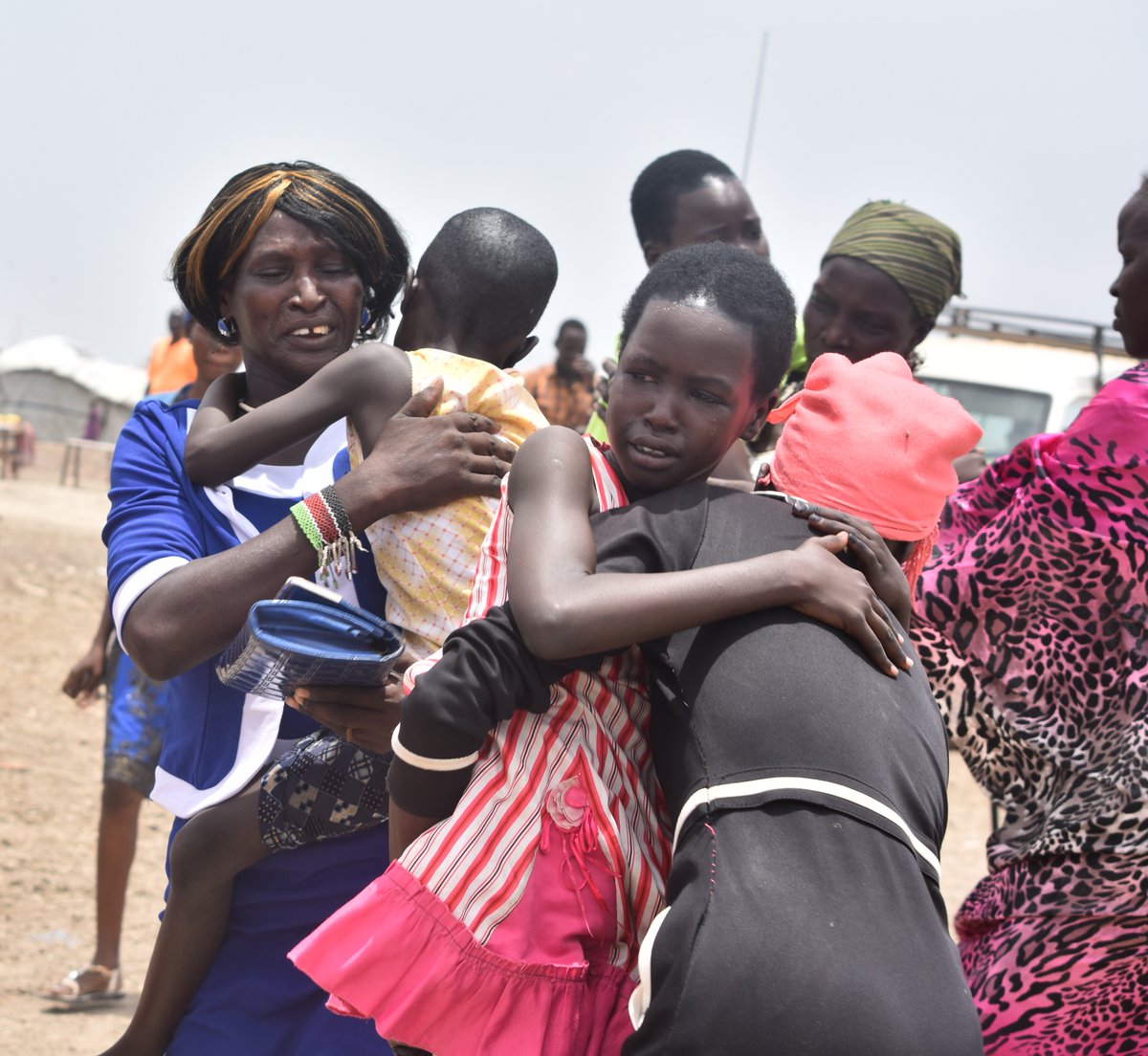 UNICEFSchweizFL's tweet photo. Gute Nachricht aus Südsudan: Eine Mutter, die nach fast fünf Jahren Trennung mit ihren fünf Kindern wiedervereinigt wurde. ❤ Diese Wiedervereinigung ist ein Meilenstein: Sie markiert die 6000 Kinder, die mit ihren Familien wieder vereint sind. #6000BackHome in #SouthSudan https://t.co/NDx3j5ZcoU