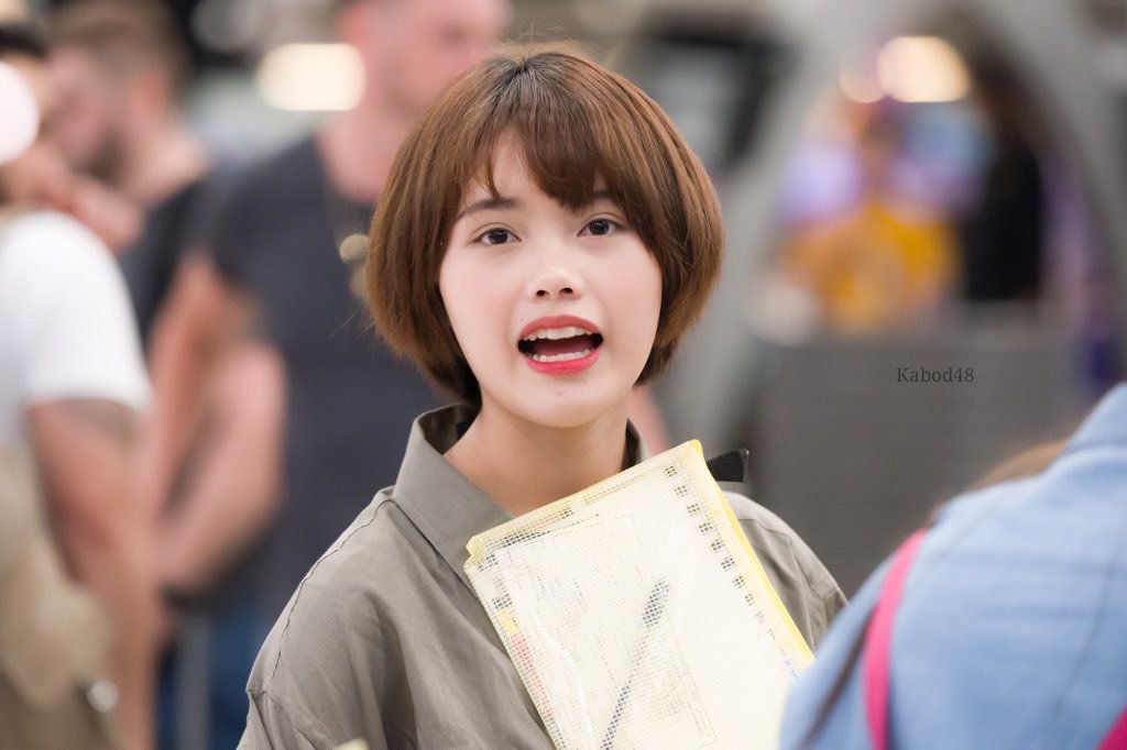 praewascamera's tweet photo. ลูกใครคะ?? มาซนในสนามบินค่ะ! 
#MusicBNK48 #BNK48 https://t.co/1zovojGhfJ