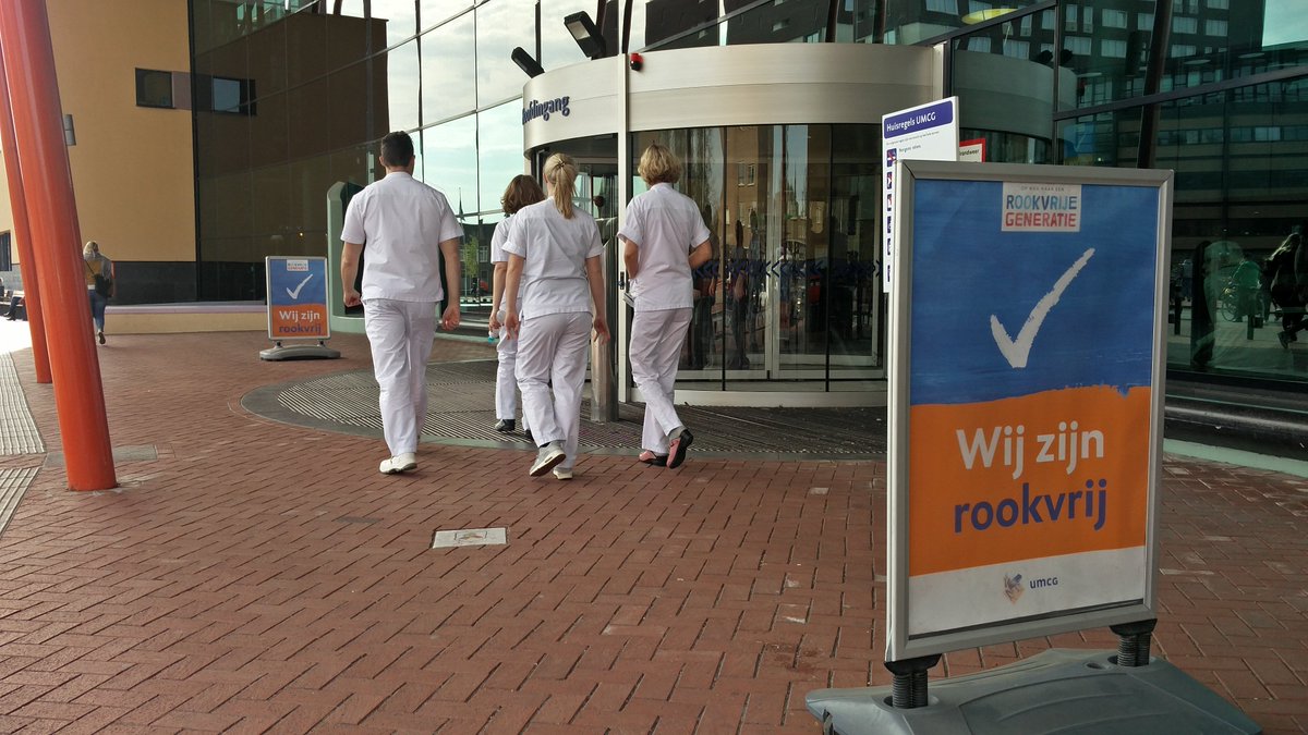 gem_groningen's tweet photo. Samen met @umcg @Alfacollege @hanze hebben we drie plekken aangewezen waar we roken verbieden voor de ingang van hun panden. Zo zorgen we samen voor een rookvrije generatie. In totaal hebben dertien organisaties een aanvraag ingediend. Wordt vervolgd... https://t.co/BoGh8O2EYg https://t.co/RuF2qHIRwi
