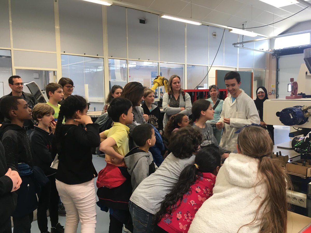 Exploradome's tweet photo. En direct ! Les jeunes de nos #clubs sont à la découverte de l'@IUTCachan avec notre @AtelierAPIS ! Une visite que nous organisons maintenant depuis plusieurs années, toujours passionnante pour nos ingénieurEs en herbe ! ☺️ #CreerDesVocations https://t.co/mwv7AwWOsK