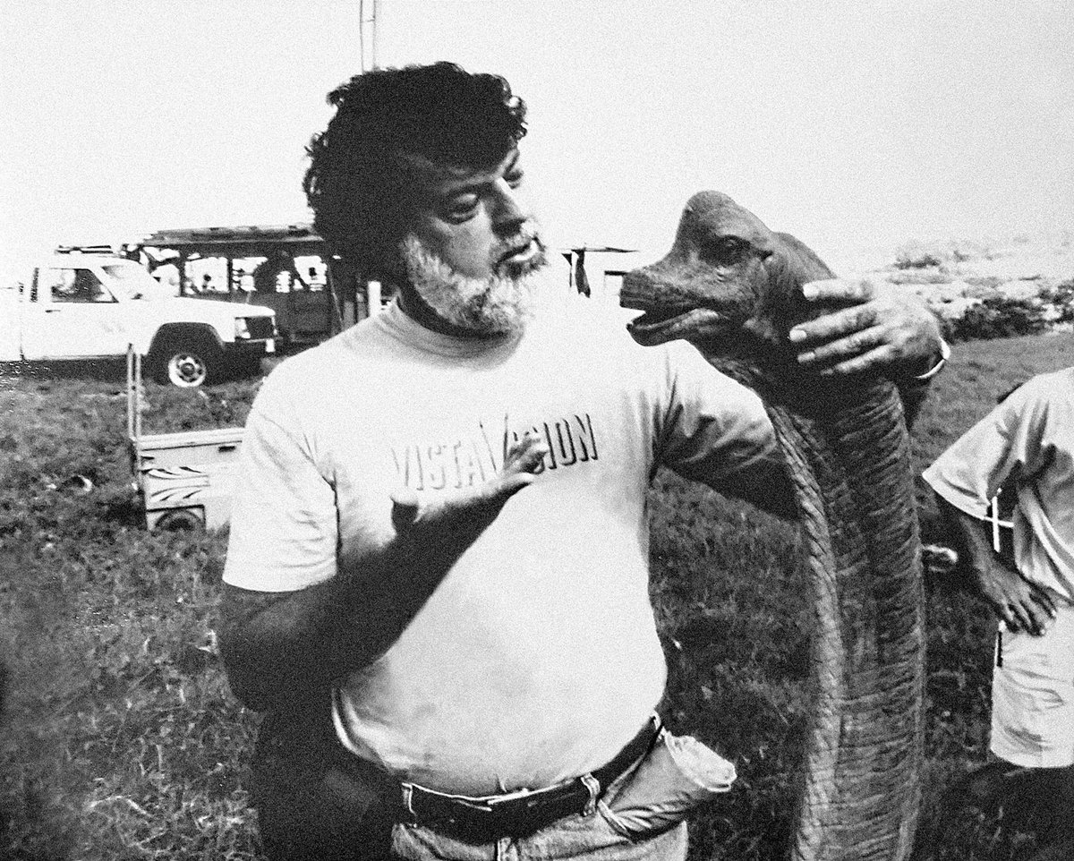 Director of Photography Dean Cundey on the set of Jurassic Park

jurassicvault.com/thumbnails.php…

#JurassicPark #BehindTheScenes #DeanCundey