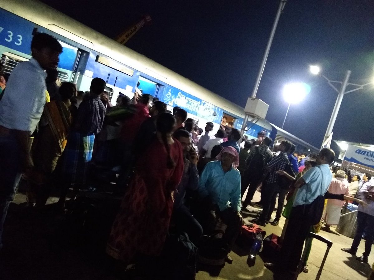 Balaji42471468's tweet photo. Asked for special trains or additional compartment from SBC or YSR to SA in train. Now let's railway see situation of passengers. Really southern railway Not taken any action against our twit. @drmsbc @PiyushGoyalOffc @PiyushGoyal @SalemDRM @HsraSbc @PTTVOnlineNews https://t.co/AGwEGcgFca