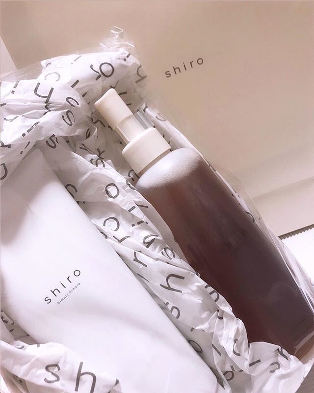 8359si's tweet photo. shiro 良いにおい〜〜😍
プレゼントであげても自分で買ったことなかったからめっちゃ嬉しい🙈✨
#shiro#職場の方から#シャンプー#トリートメント#シアワセ https://t.co/38qBFLd4dK https://t.co/46aeh9fvHh