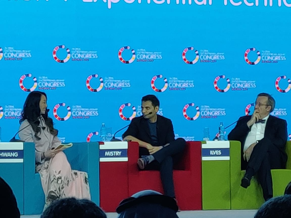 rebecahwang's tweet photo. It was an honor to facilitate a panel with President Ilves and Pranav Mistry (inventor of Sixth Sense) #gecbahrain https://t.co/OkBOCz86XZ