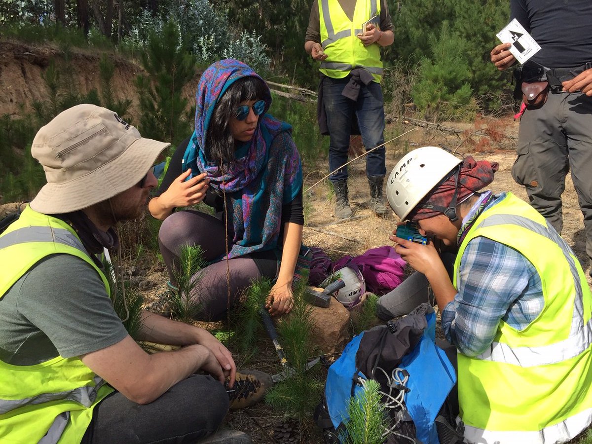 UChile_Geologia's tweet photo. Salida a terreno de estudiantes de #GeologíaEconómica buscan #oro en #Hualane usando el ministage desarrollado por el DGL para observar las propiedades de las inclusiones de fluidos y la exploración de entornos hidrotermales. https://t.co/xTHx3bi9rm