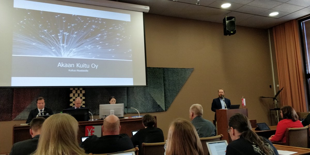 JSaramies's tweet photo. Valtuustonkokouksessa @EtPiVi'n @naakka nostaa esiin yhtiömallisen valokuituverkon rakentamisen. #Digitalisaatio on mainittu @Akaankaupunki strategiassa, nyt tahdomme ottaa tässä kunnon loikan. #Valokuitu'verkkoa on valmisteltu jo pitkään, toivottavasti nyt päästään vauhtiin! 💪 https://t.co/uWxbuUvere