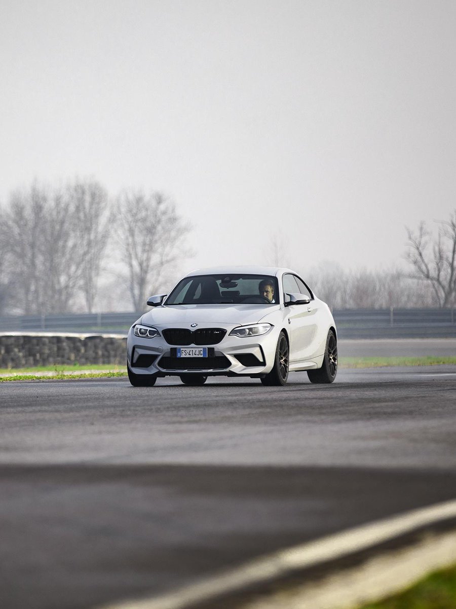 BMWItalia's tweet photo. Un vero pilota impara a conoscere i segreti di un'auto. Scoprite quelli della Nuova #BMW #M2 Competition con @davidevalsecchi. Iscrivetevi alla #ValsecchiGPExperience su https://t.co/hd8l8hDmIP https://t.co/MVnRhS98J5