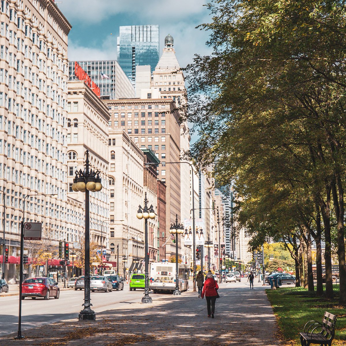 It's hard to believe there was snow on the ground just this past weekend. Beautiful spring days like these are perfect for long walks through #GrantPark!