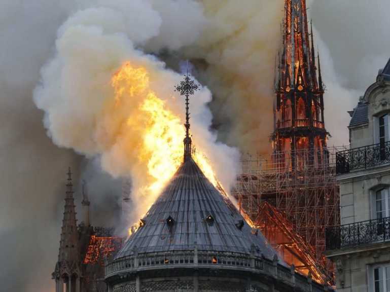 Spire and Roof of Notre-Dame Cathedral Collapses under Raging Fire dlvr.it/R30XxD