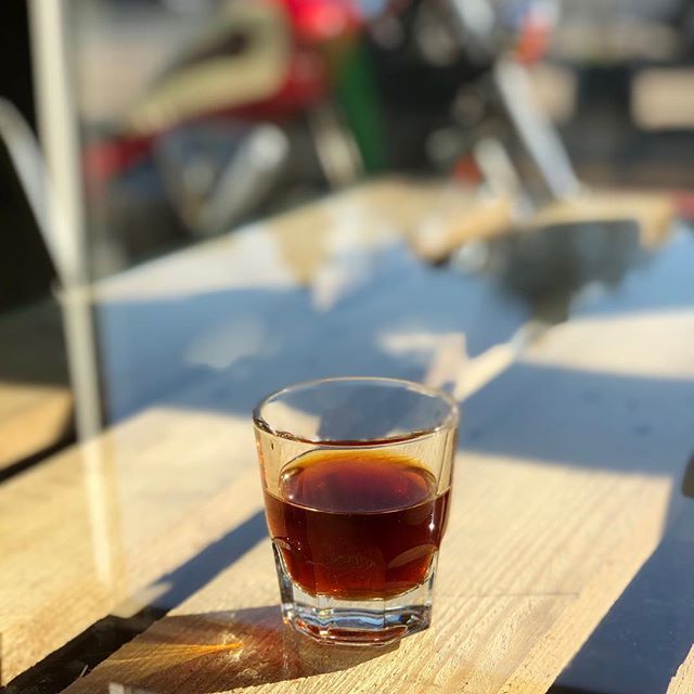 Robert_Brista's tweet photo. Ethiopia Guji Hambela in coldbrew like ice tea with peach. 😋 @story_coffee_warsaw #storyofgoodcoffee #coffee #coldbrew #sun #specialitycoffee #kawa #baristadaily #warsaw #ursus https://t.co/bhvHq0k0pe https://t.co/BaLmW2D5zE