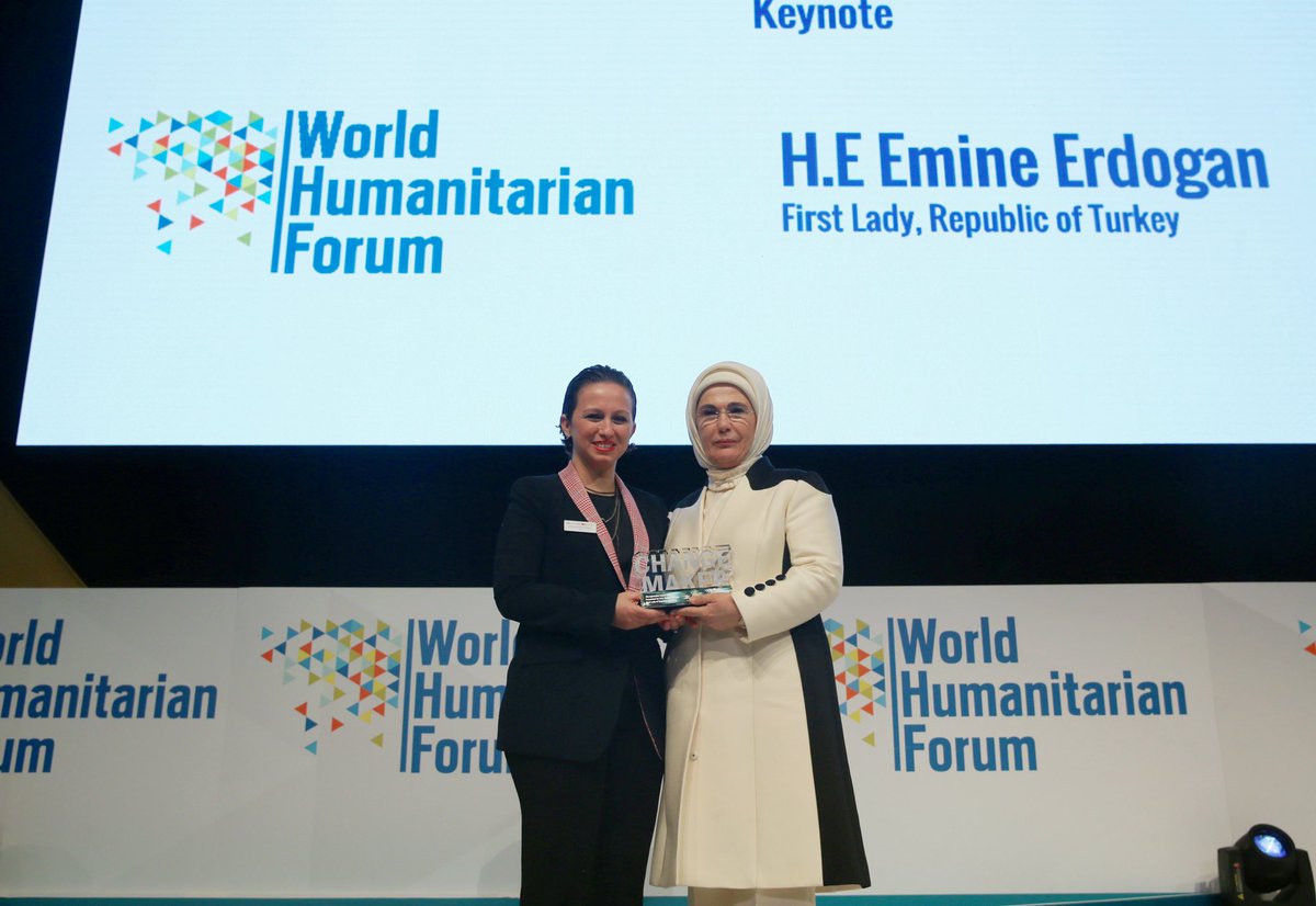 EmineErdogan's tweet photo. Bugün, Londra’da, insani faziletlerin ödüllendirildiği BM destekli Dünya İnsaniyet Forumu’na katılarak ülkem adına şahsıma takdim edilen “Farkındalık Yaratanlar” ödülünü almaktan dolayı memnuniyet duydum. @UN @WHForumlondon https://t.co/AzJjkv056n