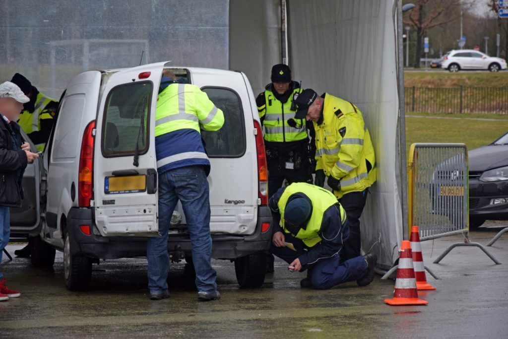 ELbullentin's tweet photo. Grote verkeerscontrole in Etten-Leur. https://t.co/lssBMOaW20 https://t.co/16Aee9k8ns