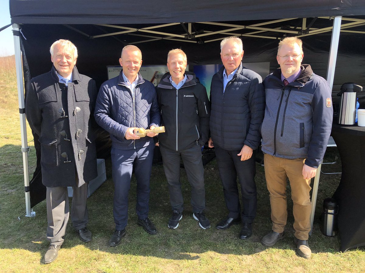MikaelFrisell's tweet photo. Bra dagar i Skåne, besök vid #Mildef, #Exensor o #Aimpoint. Tre leverantörer som vill bidra till att #armén o #hemvärnet blir större, starkare och modernare. Givetvis sattes även soldatkunskaperna på stora prov. Än så länge står sig generalen bra! Glad Påsk! #fmv #svfm #säkpol https://t.co/Ge2GYfJIU5