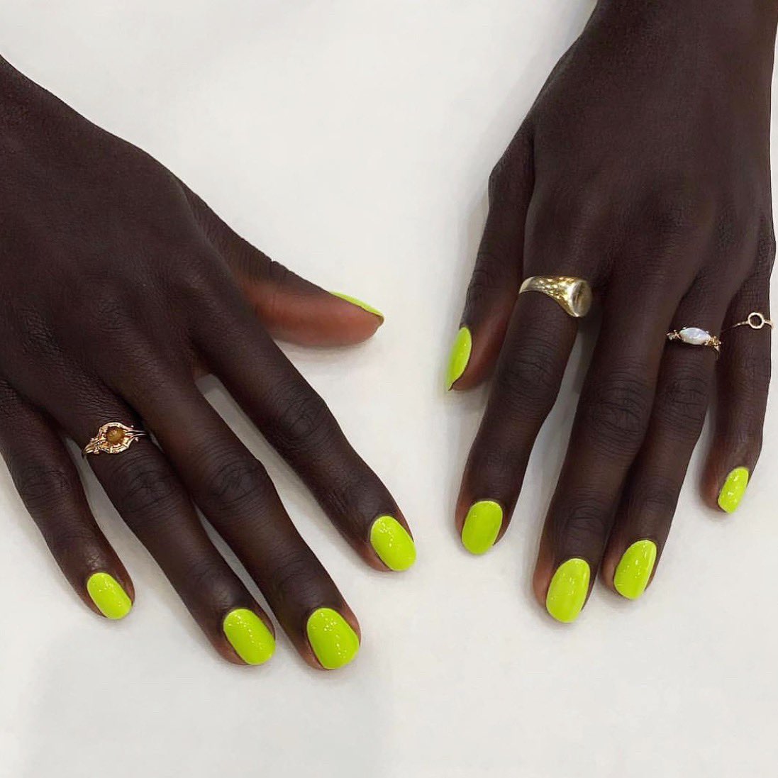 💚🍋💚 This mani is giving us #humpday life 😍

📸: IG @betina_goldstein