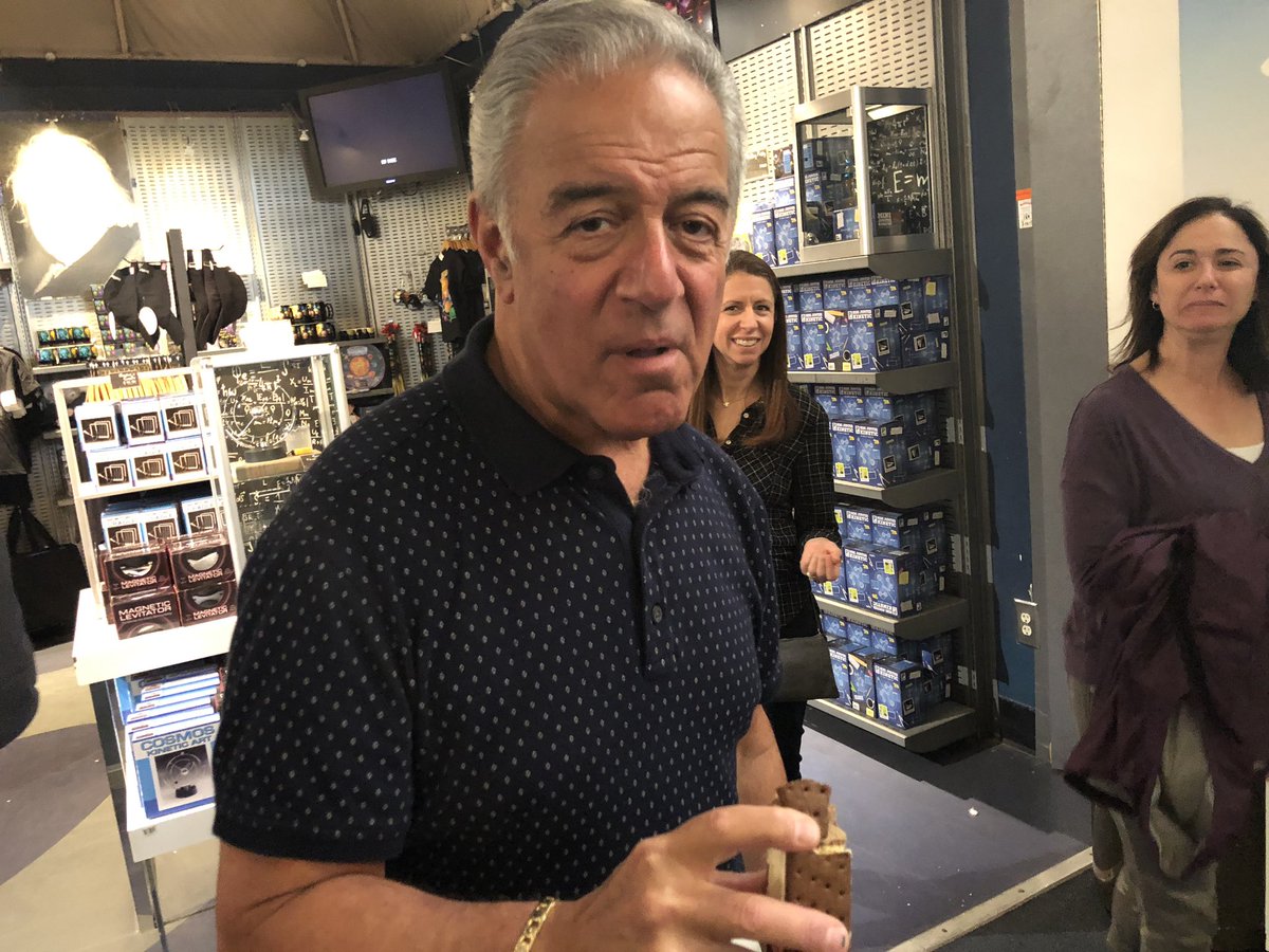 MrsHerrinMath's tweet image. Evolution of eating astronaut ice cream and the Air and Space Museum #davis7 @alefkovits1