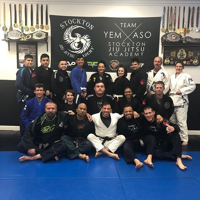SacramentoBJJ's tweet photo. Tuesday night class @stocktonjiujitsuacademy bringing more goodies than Santa on Christmas! Right back to the grind after an epic weekend at the San Jose Open #TeamYemaso #Komainu #StocktonBrazilianJiuJitsu #WestIdahoBJJ #OnNotice #EmbraceTheGrind #WorkB… https://t.co/ct2qhvM5V8 https://t.co/HkFvmbdsm2