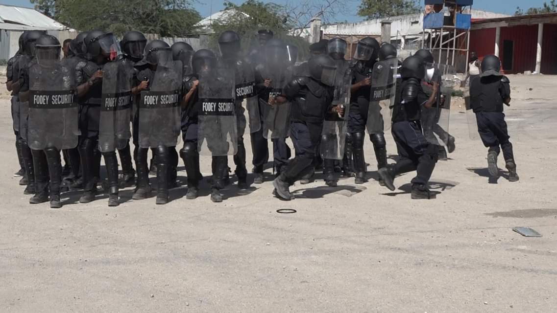 AdamIF13's tweet photo. #Somalia govt prepared riot police to prevent new demo, which opposition politicians prepared on Thursday in #Mogadishu.#Somalia https://t.co/ZCf5H3SpI4