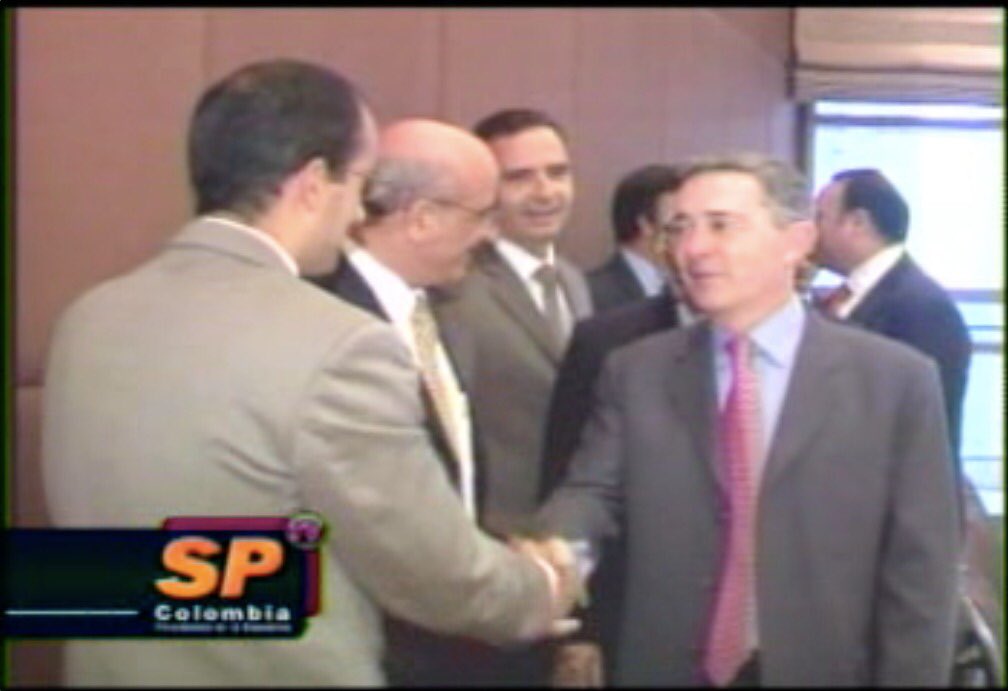 JulianFMartinez's tweet photo. El 18 y 19 de octubre de 2009 se sellaron todos los sobornos de Odebrecht en el continente en la cumbre en Brasilia a la que asistieron Lula Da Silva, Uribe y Alan García. Allá Uribe condecoró a @skafoficial, él que lavó la plata de las coimas para Alan García, quien se suicidó https://t.co/Jv5EqW6FDk