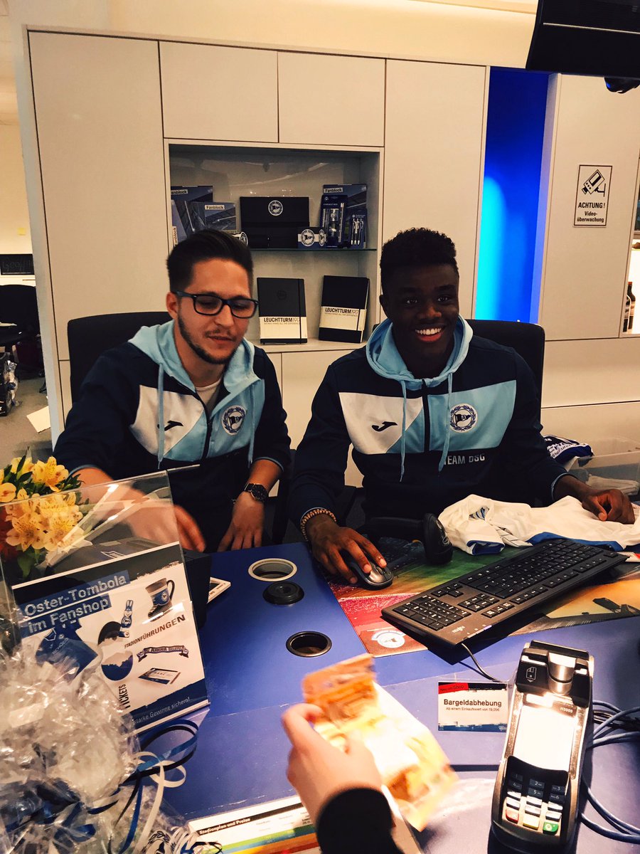 Dsc Arminia Bielefeld Sur Twitter Lucoqui An Der Fanshop Kasse Sichert Euch Karten Fur Den Perfekten Ostersonntagsbrunch Gegen Die Schanzer Kommt Jetzt Zum Fanshop Und Lasst Euch Die Karten Von Andy Lucoqui