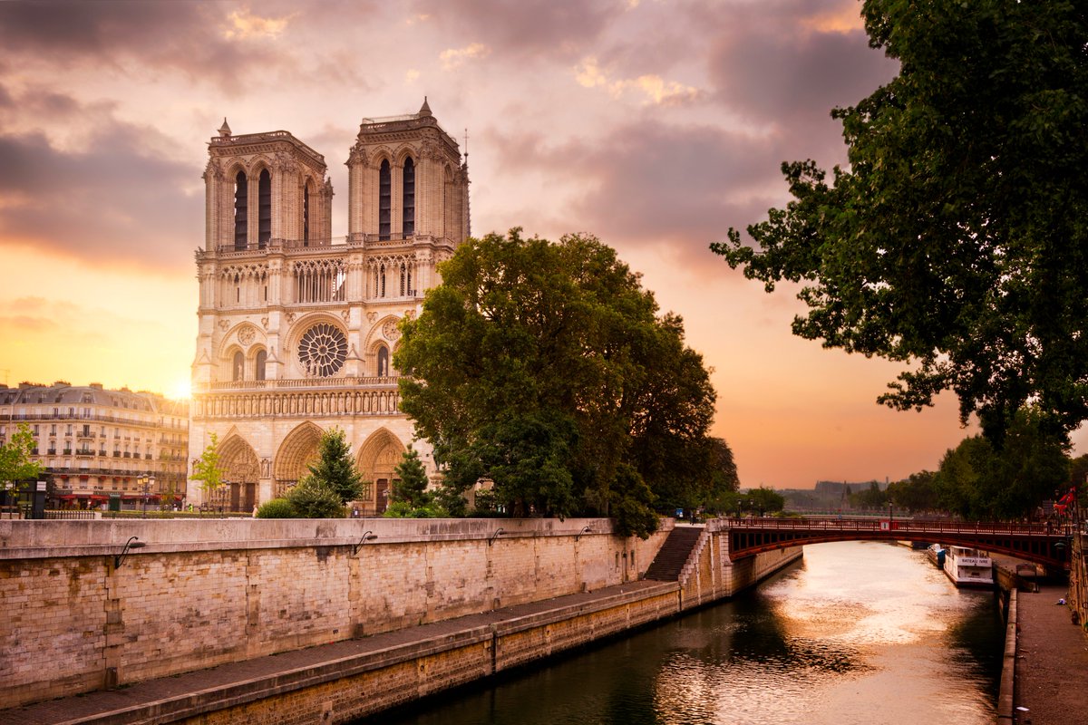 La France et le monde entier ont été bouleversés par l'incendie à #NotreDame. Le groupe Air Liquide participera au projet de reconstruction pour faire revivre ce monument, symbole de l’histoire française et du patrimoine mondial.