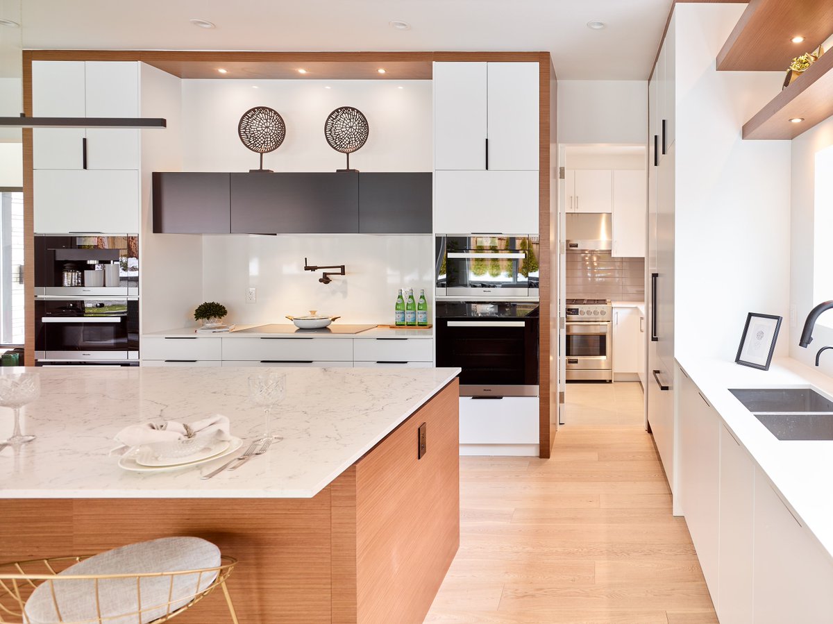 SOLD! 

980 Belgrave Ave - Edgemont

This spacious stunner oozes high-end features and quality workmanship from top to bottom.

Congratulations to our sellers!