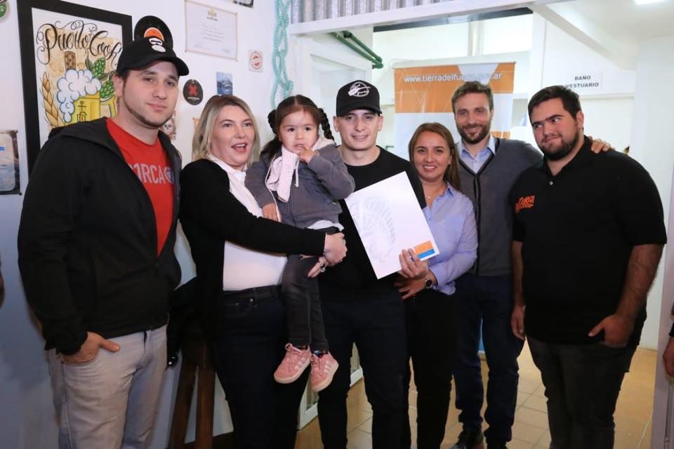 InvertirTDF's tweet photo. CONTINUA EL APOYO A PRODUCTORES CERVECEROS
La Gobernadora, @RosanaBertone, realizó la entrega de aportes, como parte del programa de Fortalecimiento a la Producción de Cervezas Artesanales en la ciudad de #RioGrande.
#InvertirTDF
@GobiernoTDF https://t.co/R6RHiTxgqq