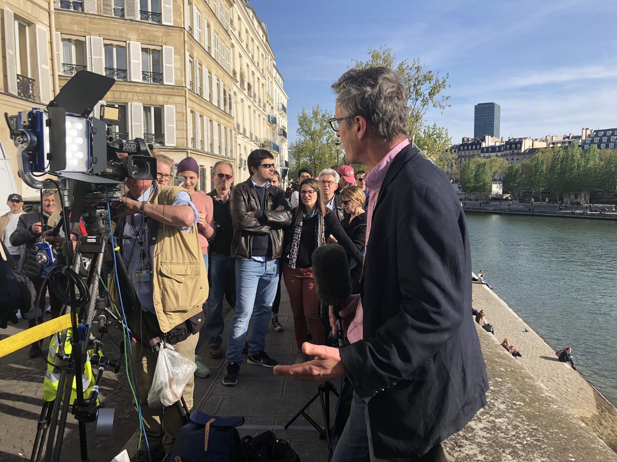 NickJBBC's tweet photo. Two sides to every story... #BBCNewsatFive #NotreDameCathedralFire https://t.co/eK8rPCElng